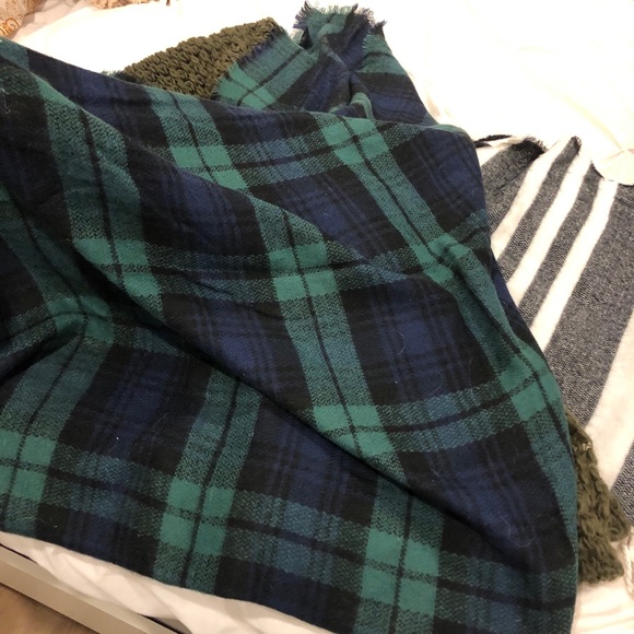 3 Chunky Winter Blanket Scarves - Picture 5 of 5